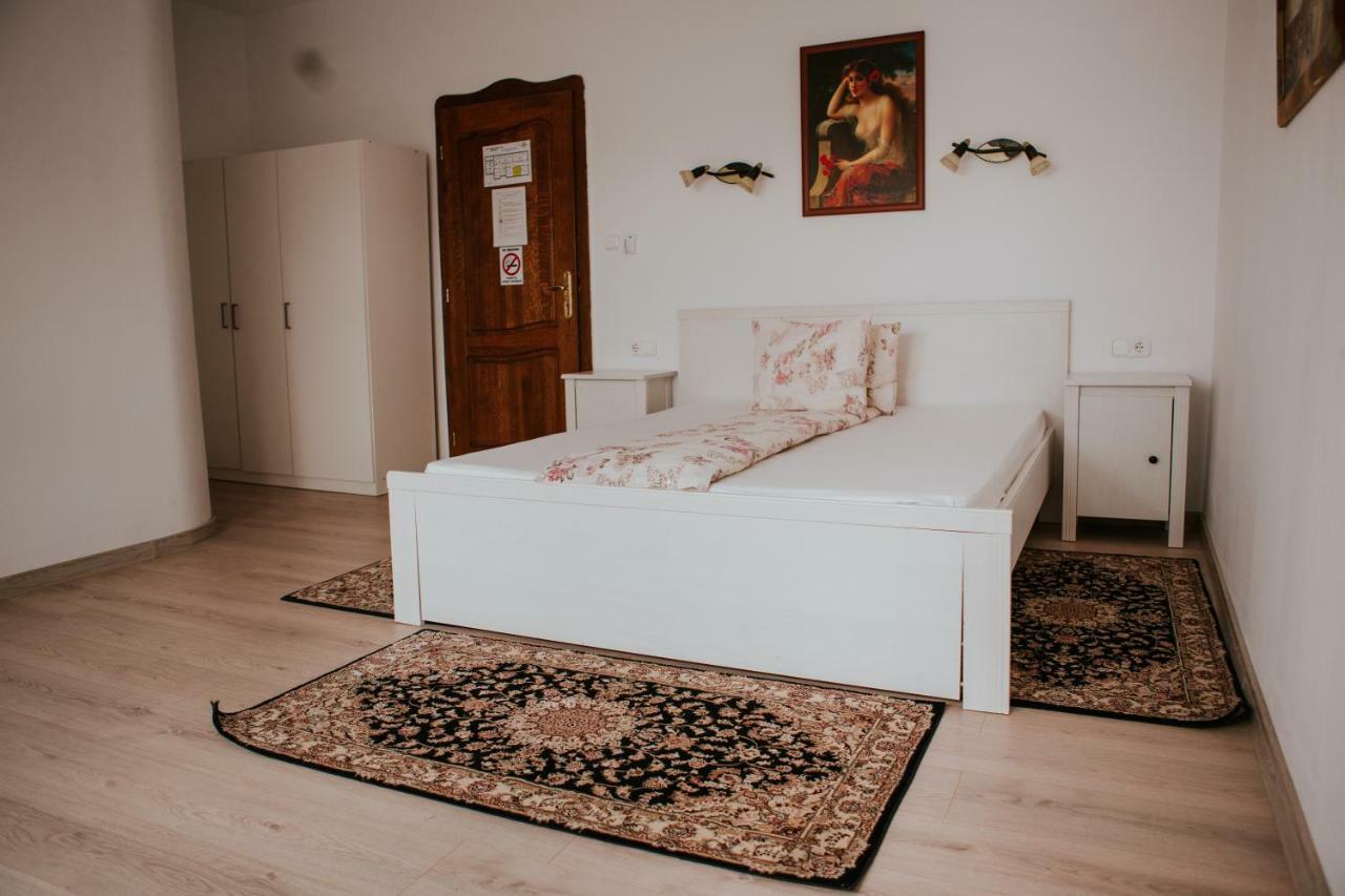 Hotel-Restaurant Milenium Salonta Εξωτερικό φωτογραφία