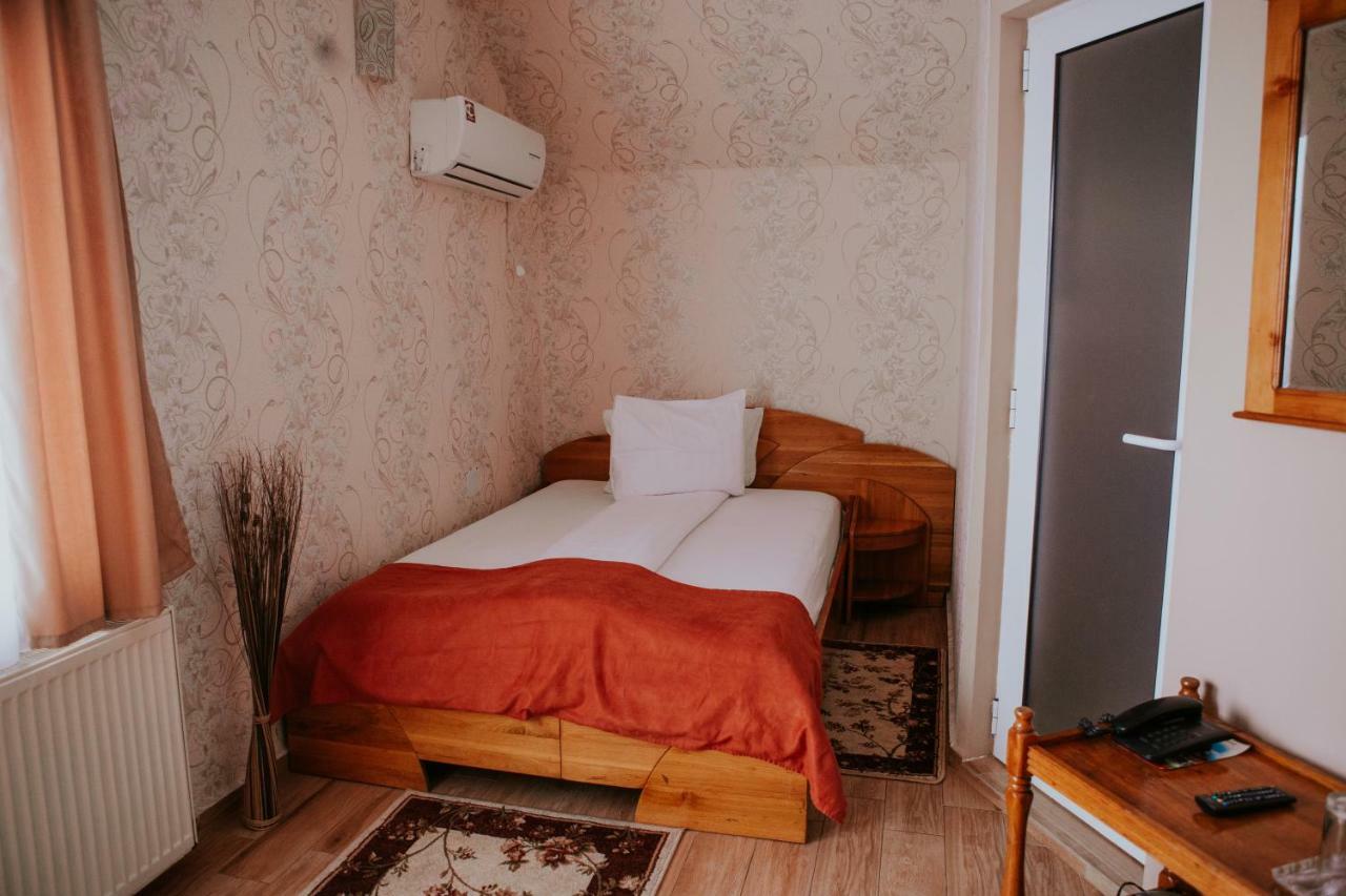 Hotel-Restaurant Milenium Salonta Εξωτερικό φωτογραφία